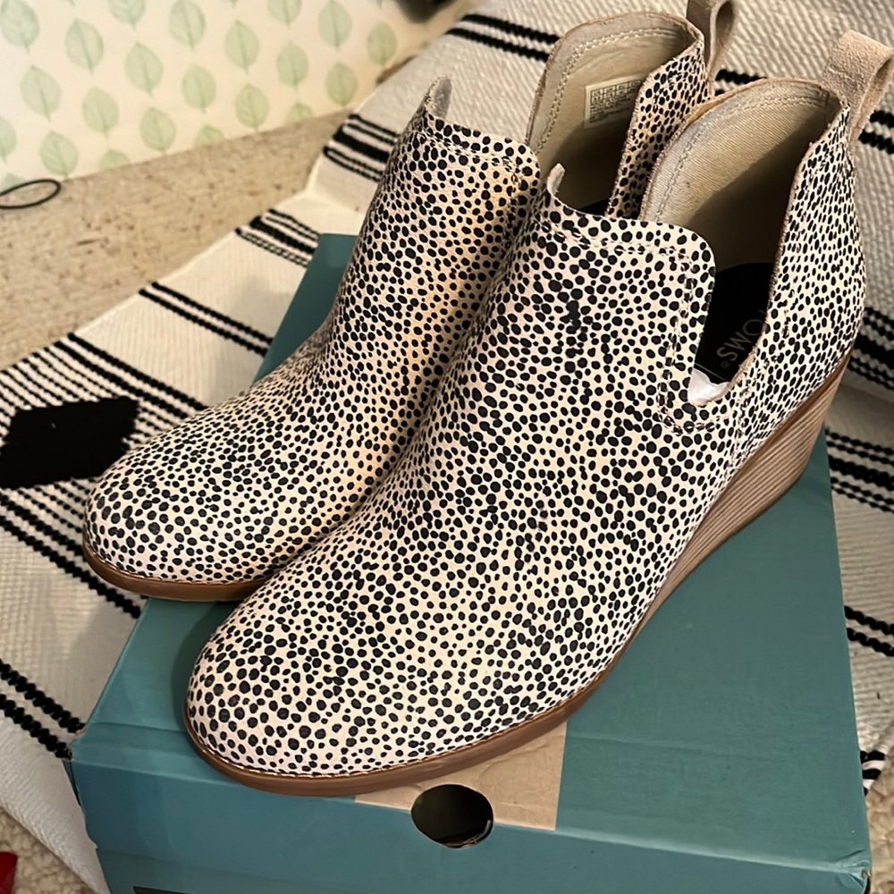 Gently worn (twice) Toms Kallie boots cheetah print